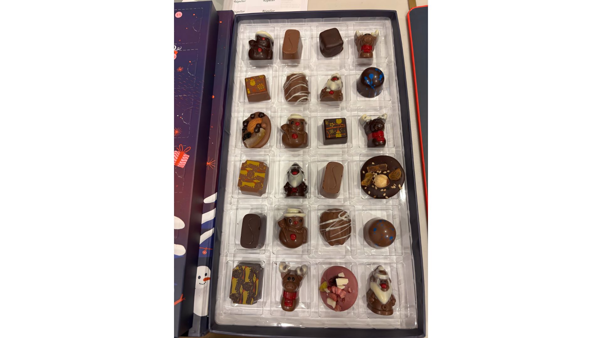 Calendrier de l'avent Deluxe intérieur avec bouchées - Canva